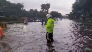 Banjir Jakarta Kembali Rendam 14 Ruas Jalan, Ketinggian Air Capai 65 Cm