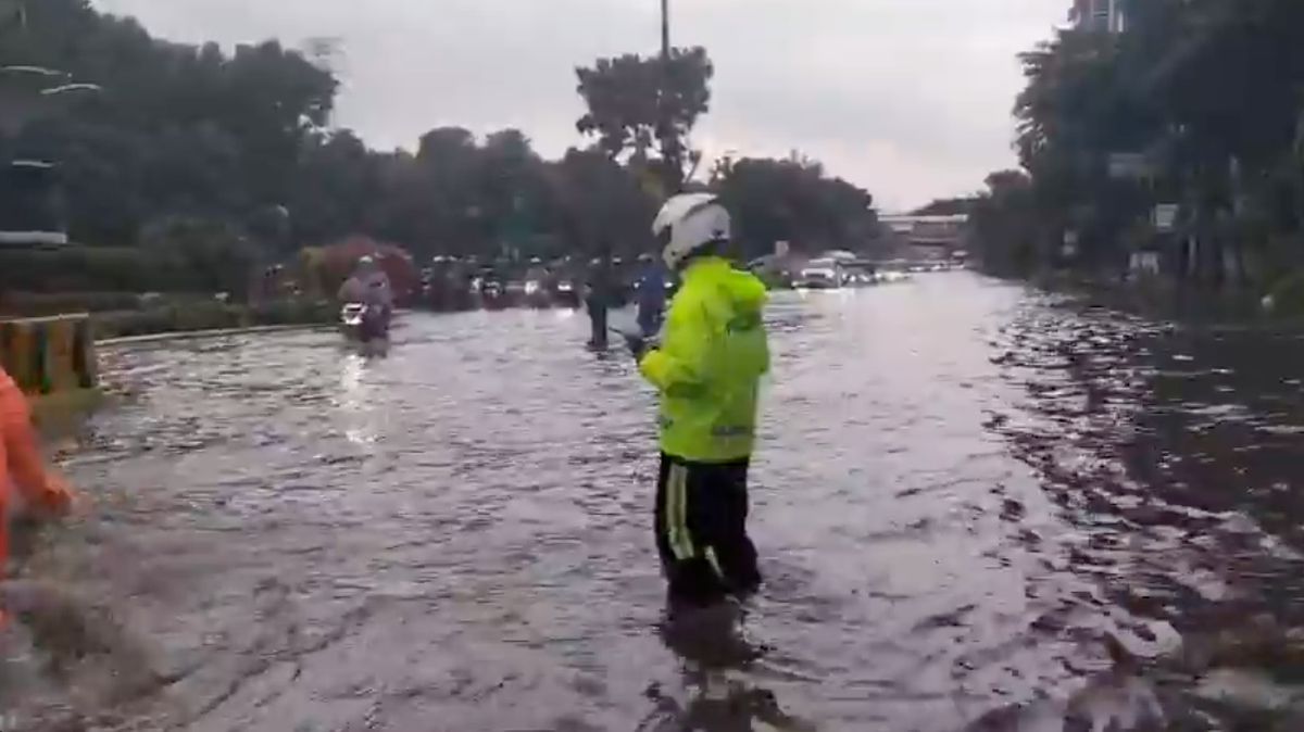 Banjir Jakarta Kembali Rendam 14 Ruas Jalan, Ketinggian Air Capai 65 Cm
