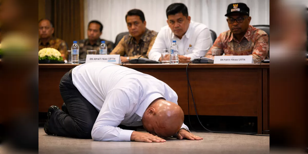 Bupati Nias Utara Bersujud di Hadapan Menteri: "Kami Sudah Capek Miskin!"