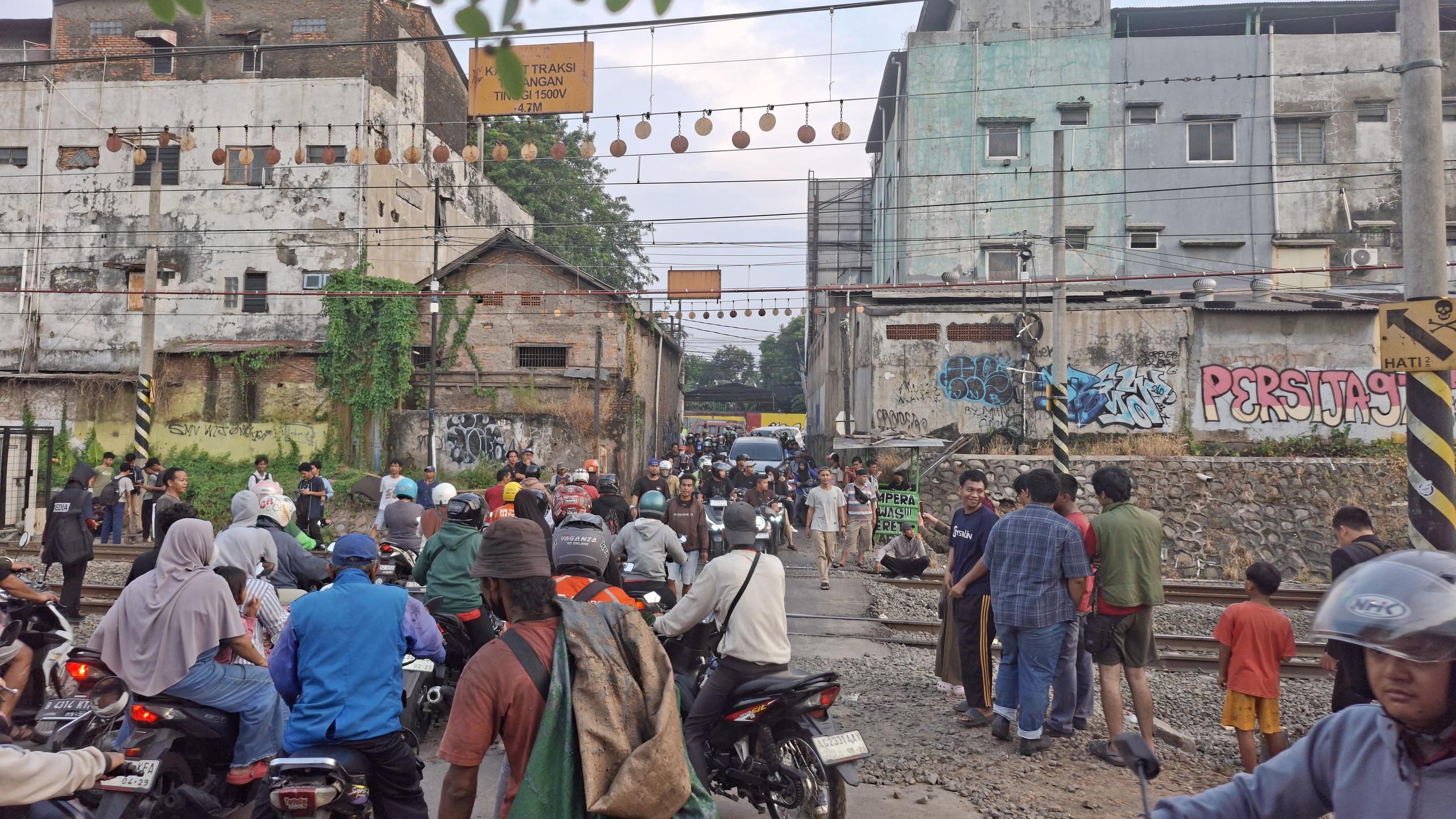 KRL Ditabrak Kereta Argo Bromo di Bekasi: Ini Kondisi Perlintasan Tanpa Palang di Jalan Ampera
