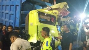 KA Dhoho Blitar Tabrak Dump Truk yang Mogok di Perlintasan, Ini Kronologinya