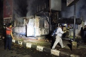 Bandung ricuh malam May Day 2026! Massa berpakaian hitam bakar pos polisi di Jalan Cikapayang. Kapolda Jabar sebut mereka kelompok kriminal. Cek faktanya!