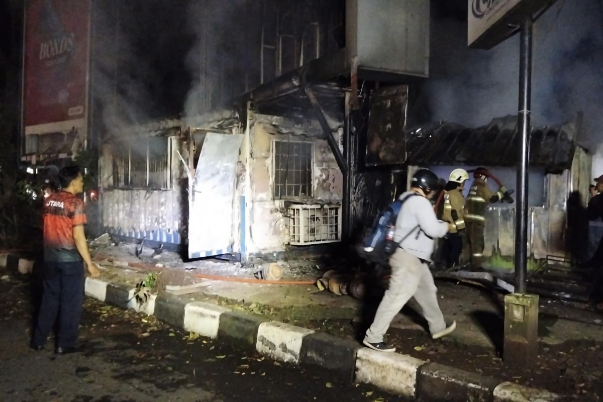 Bandung ricuh malam May Day 2026! Massa berpakaian hitam bakar pos polisi di Jalan Cikapayang. Kapolda Jabar sebut mereka kelompok kriminal. Cek faktanya!